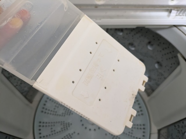 【バンブークリア】洗剤をバンブークリアに変えて1か月。中のホコリを捨てるだけですが、ケース裏面にもピンクカビはほぼなしです！