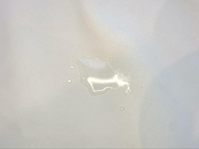 【GU マウンテンパーカ】撥水性をチェック！水を垂らしてみたところ生地はほとんど濡れず、水滴がしっかり弾かれていました