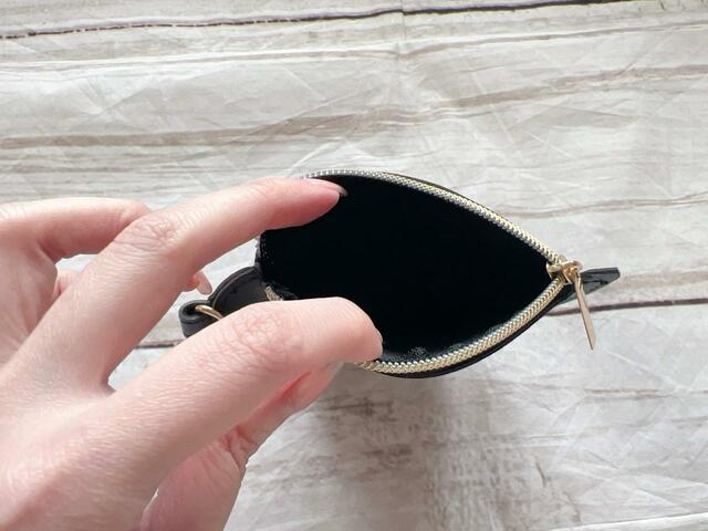 内側はポケットなどはないシンプルな作り