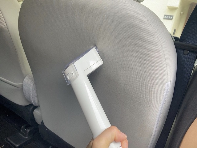 【アイリスオーヤマ ハンディリンサークリーナー】車内のシートの汚れも気軽に落とせます