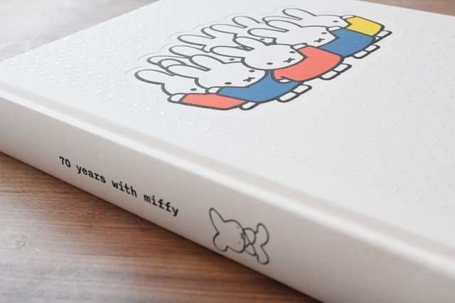 【誕生70周年記念 ミッフィー展／ミッフィー展 公式図録 ￥3,850】よーく見ると、表紙がエンボス加工に…！激かわデザインにも注目です。