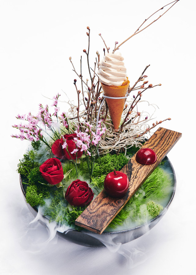 デザート「死の世界 赤いフルーツと薔薇」