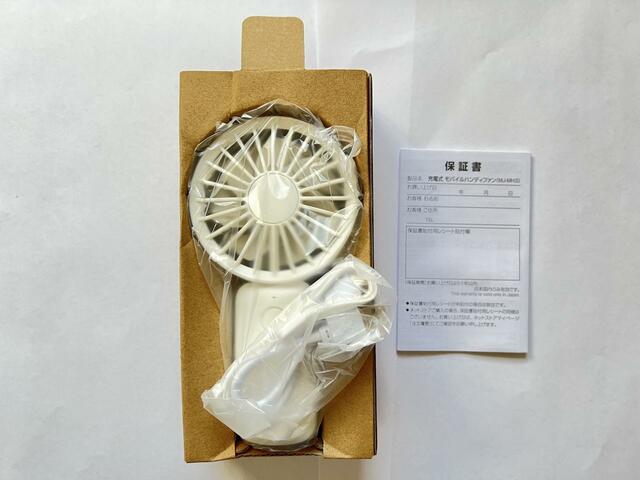 【無印良品 充電式モバイルハンディファン】中身は本体と保証書、ストラップと充電ケーブル