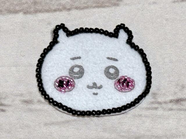 工程5：刺しゅう糸2本どりでストレートステッチを使い、ほっぺの線を刺しゅうします