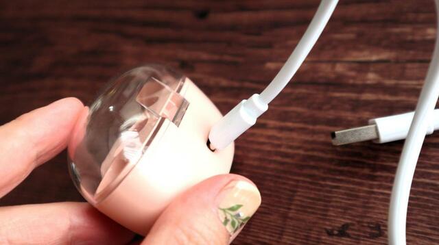 【3COINS オープンイヤーイヤカフイヤホン】ケース背面に充電コードを接続します   