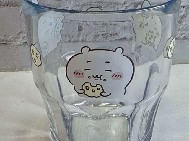 いもむしパンを美味しそうに頬張るちいかわがかわいい♪