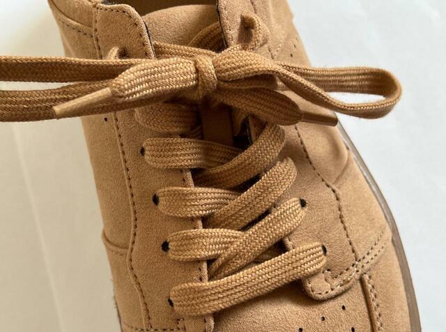 【GU ボリュームソールコートスニーカー】全体的にやさしい色合い