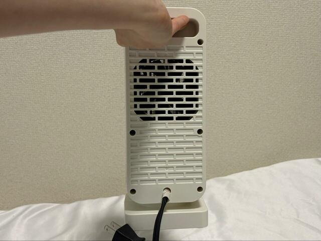 【3COINS コンパクトヒーター】重さは約800g。片手でもラクラク持てます！