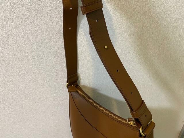 【ユニクロ レザータッチワンハンドルバッグ】トレンド感のある太めのショルダーベルト。14段階に長さ調節が可能！