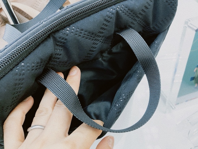 【ワークマン エンボスキルトショルダー】便利な外ポケットと内ポケット