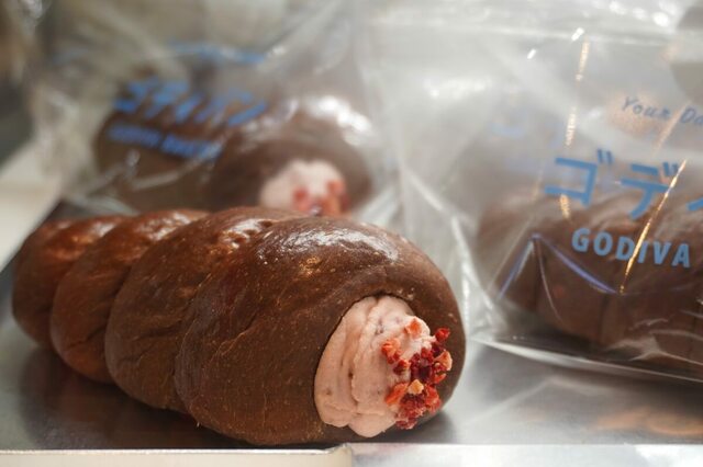 【GODIVA Bakery ゴディパン 本店】「コロネ（ストロベリー）」453円