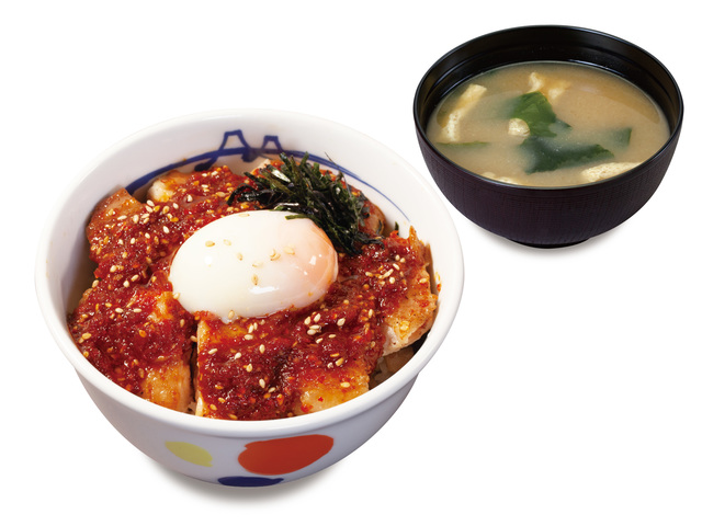 甘唐辛子のトロたまごろチキ丼（みそ汁付）