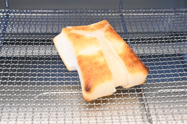 【アラジン グラファイト トースター（正直レビュー）】お餅裏面。裏面のほうがややしっかり焼けている印象です