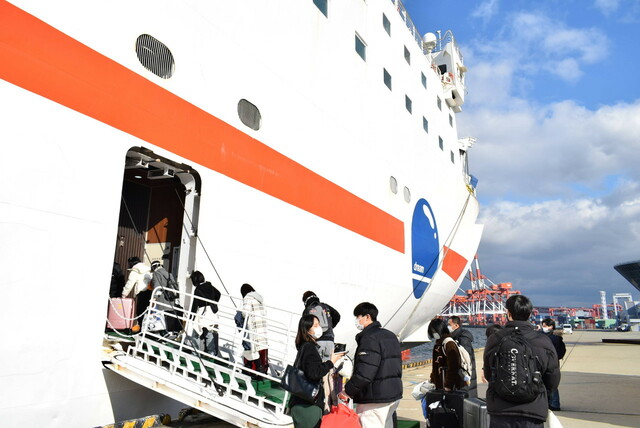 【大阪↔釜山 クルーズ体験記】往路はボーディングブリッジではなく地面からタラップで直接乗船