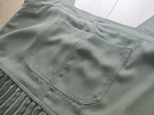 【UNIQLO:C プリーツストラップワンピース】胸元には仕切り付きの大きなポケットがあり、シンプルながらデザインのポイントになっています