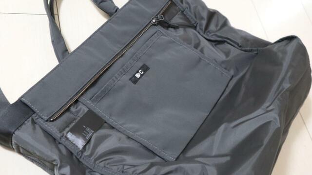 【ユニクロC 2WAYユーティリティバッグ】裏返した状態。折りたたみ財布やパスケースが入るサイズのポケットが付いています