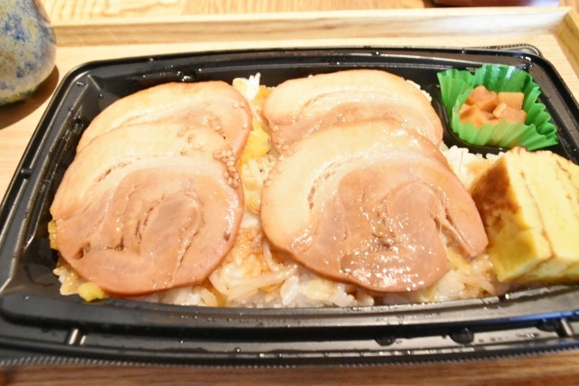 チャーシューはミリ単位で厚みにこだわったそう。