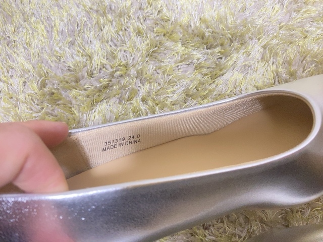 【GU マシュマロローヒールパンプス】シルバーはほどよい光沢で上品な印象♪