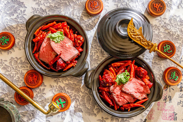 低温調理した黒毛和牛の四川朝天辣椒、唐辛子、山椒のスパイシー香り炒め「赤壁の戦い」【ヒルトン東京『チャイニーズアフタヌーンティー三国志』】