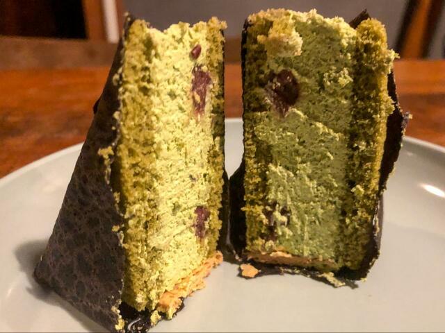 【24 sweets shop おむすびケーキ（抹茶）】おむすびの見た目なのに甘いケーキなんて、脳が混乱しそうですね
