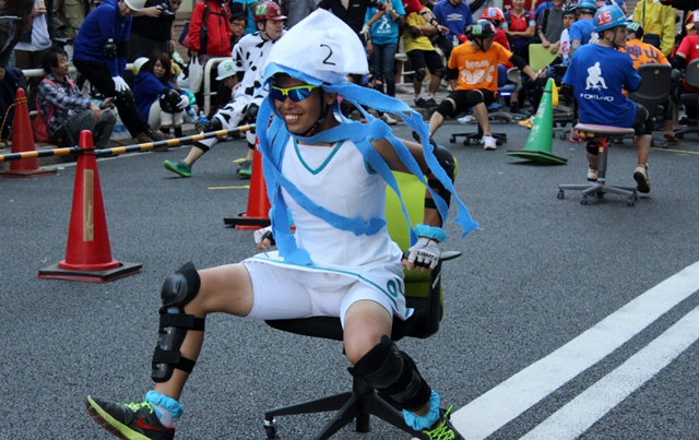 いす同士の熾烈な戦い! 「いす-1」グランプリの模様