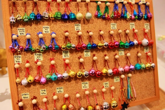 【クマ五郎 with ケイロジティクス】「くび和」シリーズを制作するクマ五郎さんと、職人が一つ一つ手作りする鈴を販売するケイロジティクスさんのコラボ。