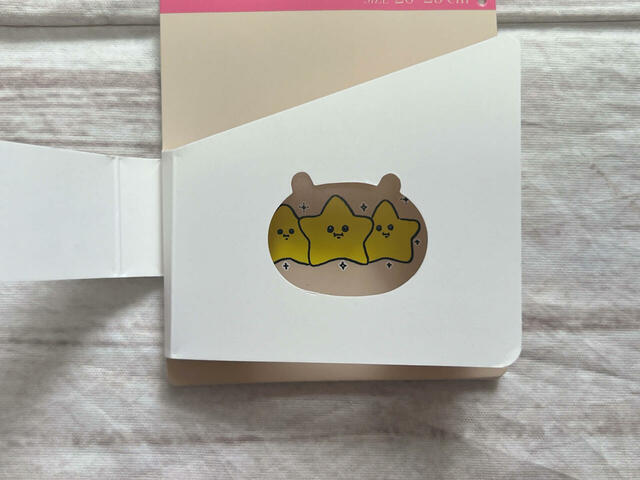 紙タグはちいかわシルエットから流れ星が覗くデザインで凝っています!