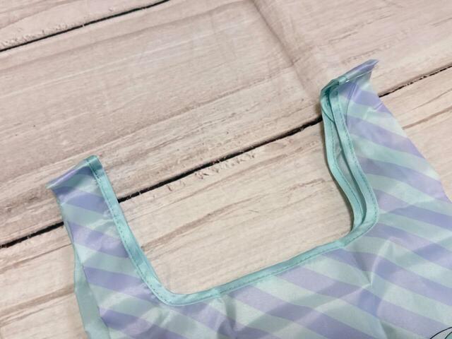 持ち手は短め。肩がけはできませんが、肘にかけて持つことが可能