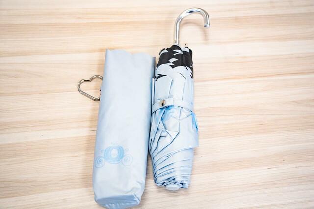 シンデレラ 折りたたみ傘 晴雨兼用 カラビナ付き SHINY DAY 4,000円