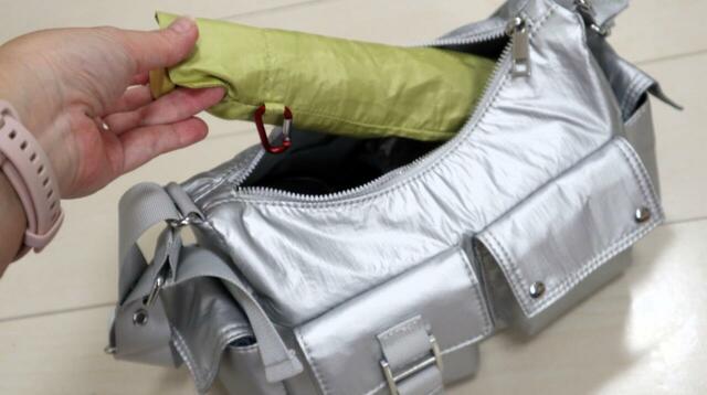【GU アウトポケットバッグ】メイン収納には折りたたみ傘や500mlペットボトルも余裕で入ります♪