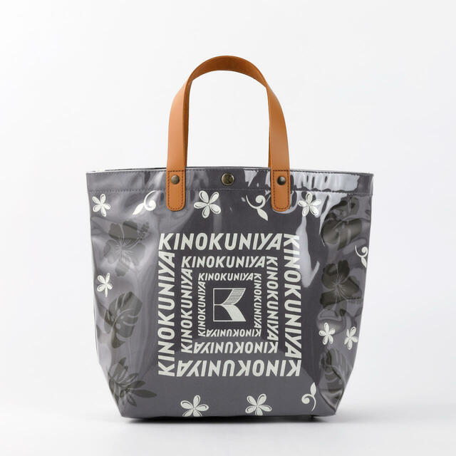 【紀ノ国屋 モンステラ柄クリア帆布バッグ／ダークグレイ】モンステラやハイビスカスをあしらったさわやかなデザイン。落ち着いたカラーともよく合います！