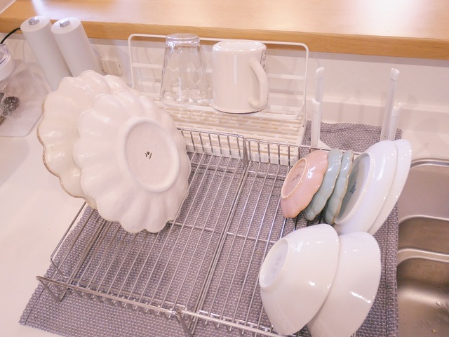 【ベルメゾン 半分に分割して収納できるステンレス水切りかご】耐荷重は10kg。大きめの鍋も置けますよ♪