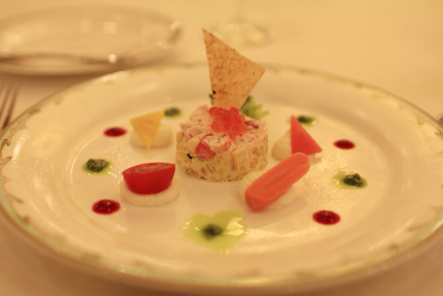 ズワイ蟹とエブリ麦のガトー仕立て、カリフラワーのムース添え