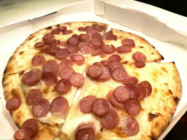 【サイゼリヤ ソーセージピザ】ソーセージがたくさんのっています
