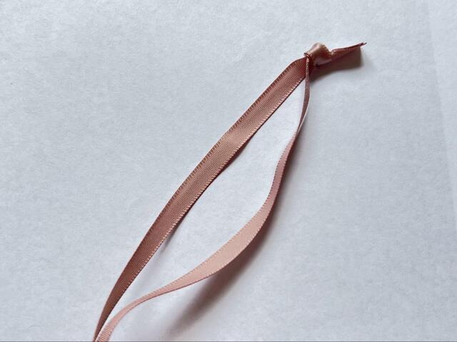 【セリア キンチャク サテンリボン 英字&花】ひもも薄い紫色で全体的に統一感がある