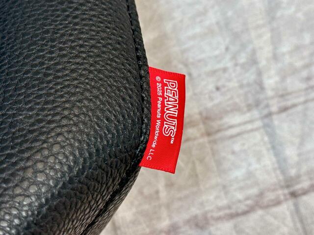 バッグ右下部にはレッドカラーの「PEANUTS」のロゴタグ付き