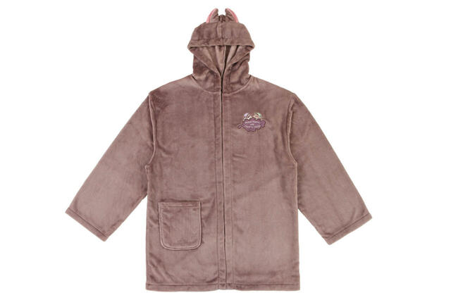 着る毛布 6,500円｜東京ディズニーリゾート「すやすや寝ているチップとデールがデザインされたグッズ」｜販売店舗：東京ディズニーランド「ホームストア」、東京ディズニーシー「エンポーリオ」｜発売日：2024年11月21日（木）