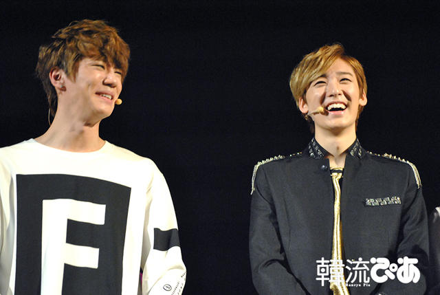 大爆笑中のジュンとケビン(U-KISS)