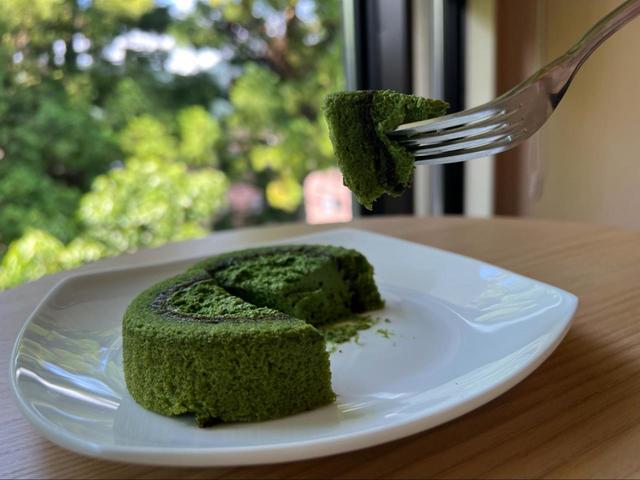 【ローソン Uchi Cafe'×森半 お抹茶ロール】人気茶屋とのコラボレーションスイーツも