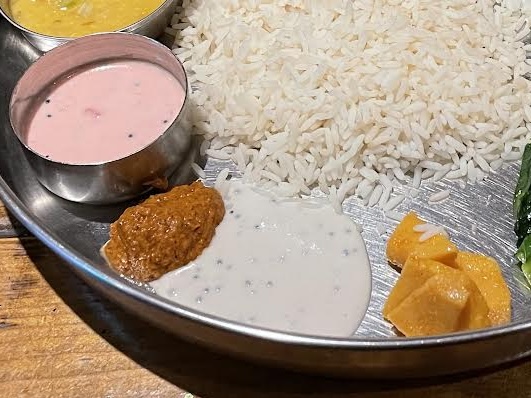 【南インド料理 葉菜hana】下から「ココナッツチャトニ」、「トマトチャトニ」。ピンク色が「赤大根が入ったヨーグルト」