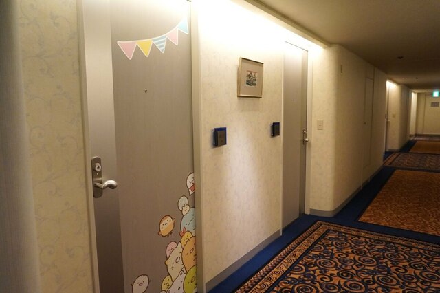 【すみっコぐらしルーム in ホテルニューオータニ】コラボルームのドアにもすみっコたちが ©San-X