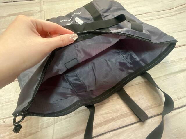 内側はポケットなどはないシンプルな作り