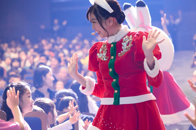 お姉さんやしまじろうたちが客席に降りてきてくれます!