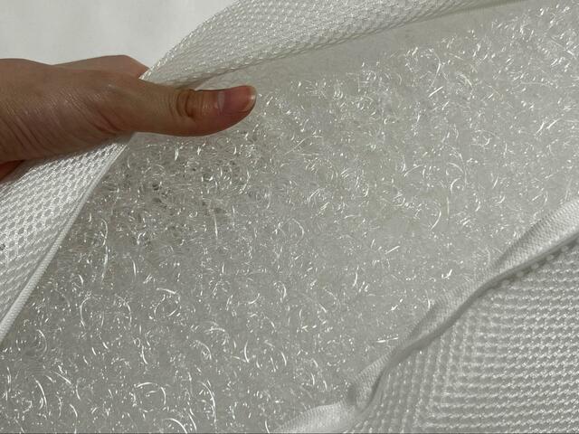 【ニトリ　3次元立体構造まくら】ファスナーを開けると立体メッシュ構造の充填物がでてきます