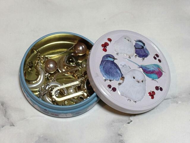 【カルディ ホリデークッキー缶　シマエナガとムシクイ柄】ピアスを入れてみました。ボリュームのあるものもOK！