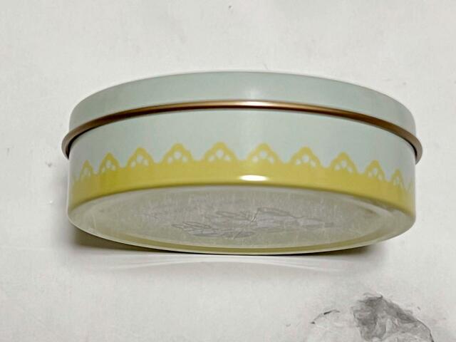 側面のレース柄は色によって異なっており、凝っています！