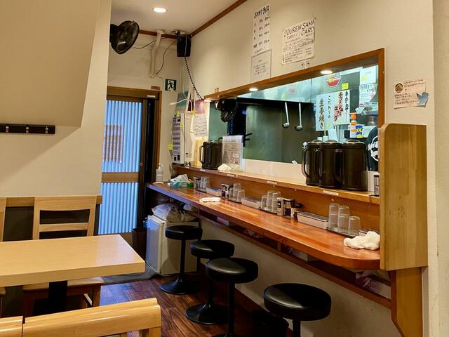 【Heart Restaurant 安ざわ家 練馬店 】入口左手にある券売機で食べたい料理の食券を購入します