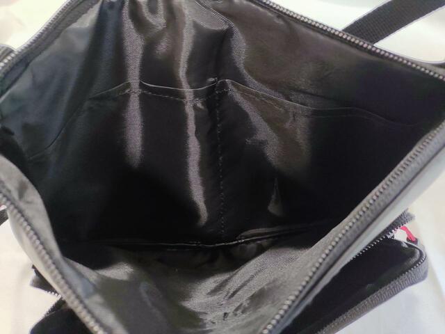 バッグの中には、ポケット２つ付き