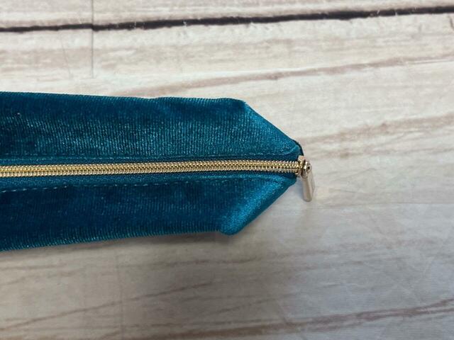 ファスナーはゴールド