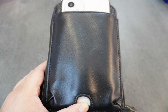 スマホが取り出しやすくなる底面の穴